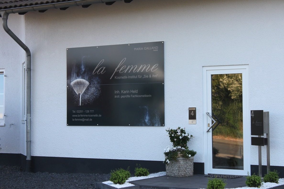Eingang mit Firmenschild