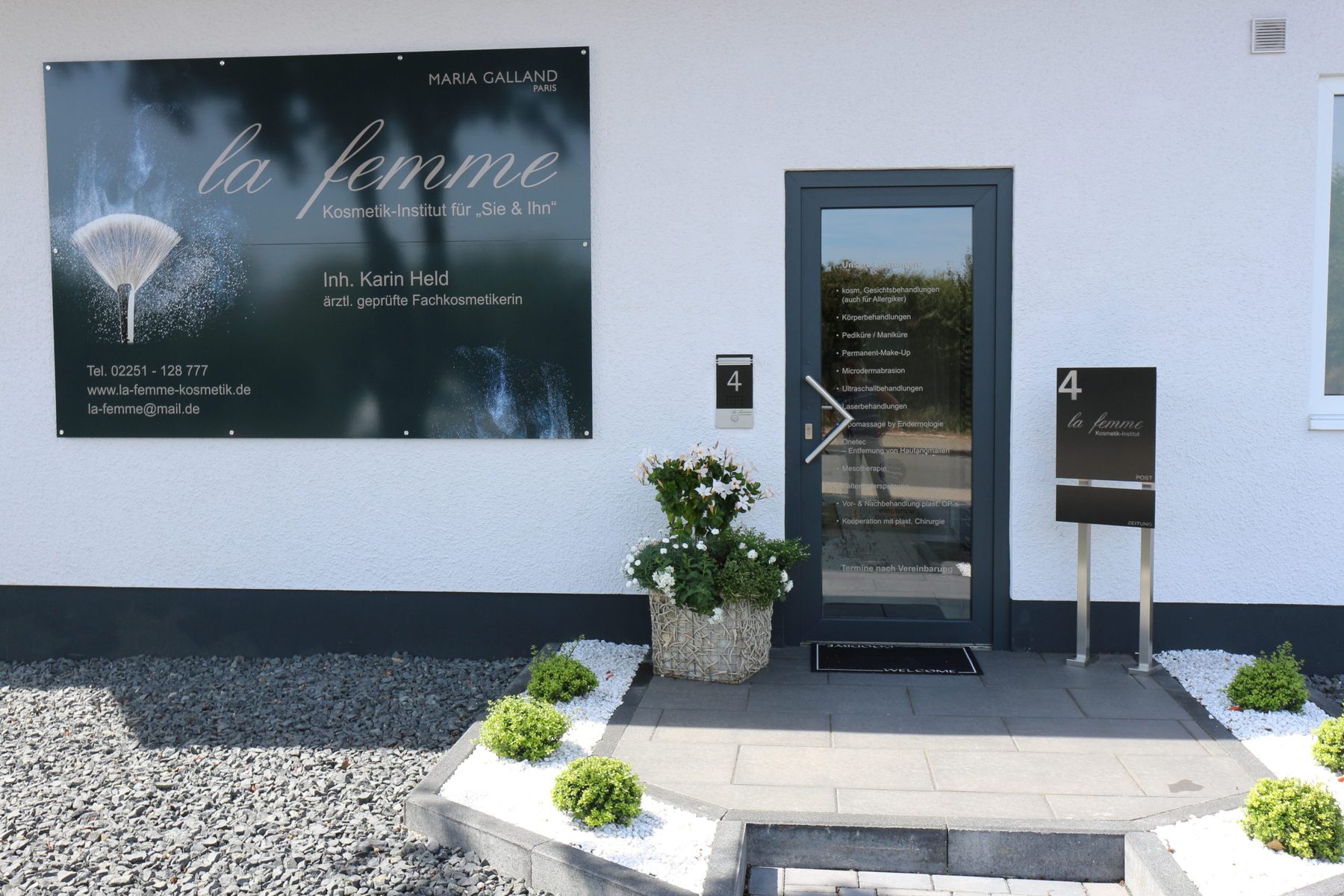 Eingangsbereich des Kosmetik-Instituts la femme